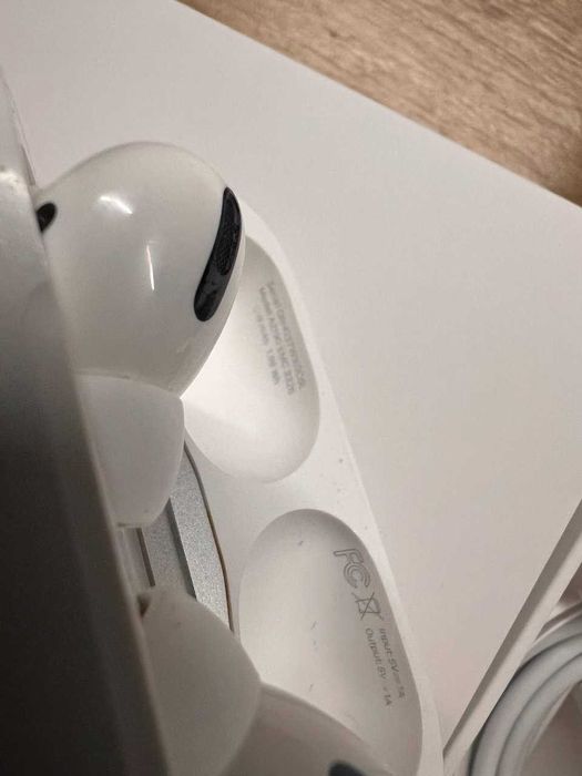 AirPods Pro MWP22 (A2083 A2084 A2190 with wireless charging case)