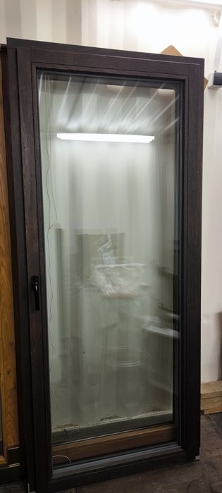 Drzwi balkonowe drewniane.