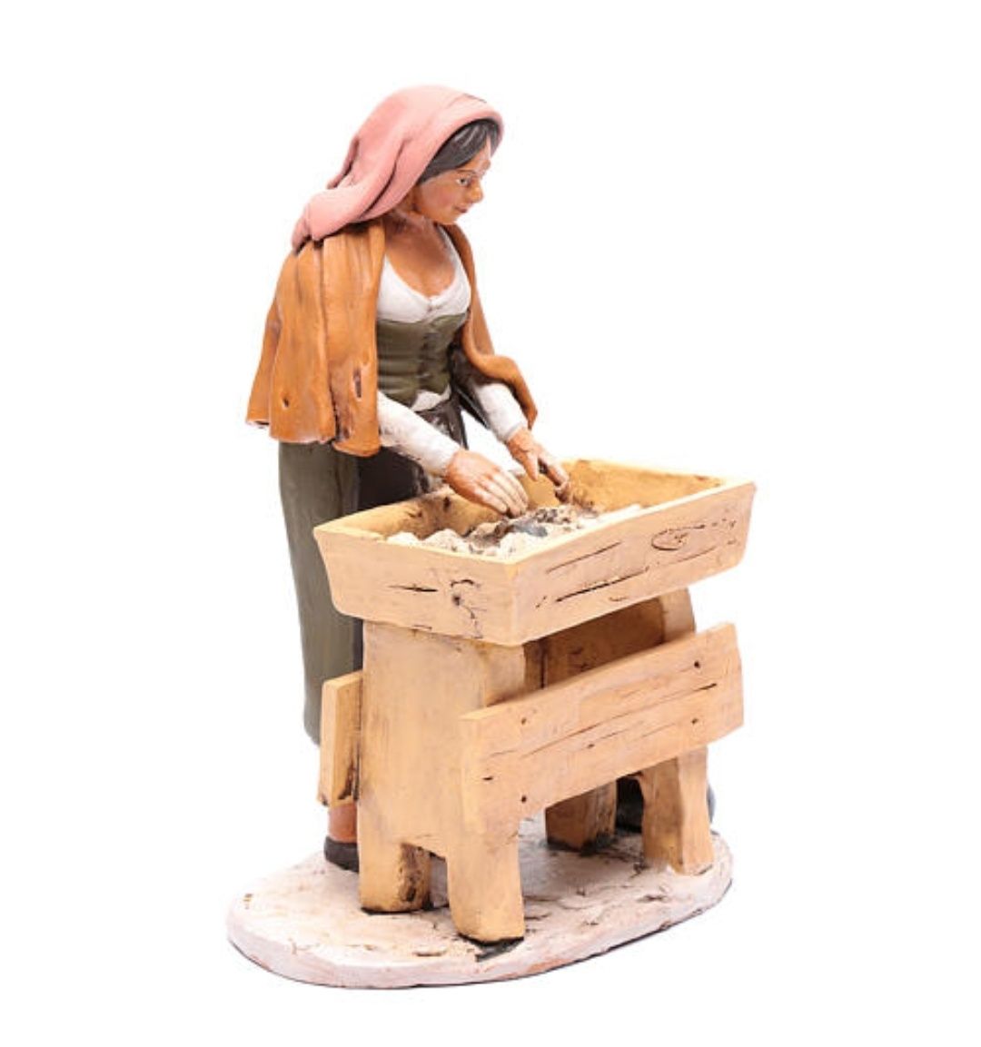 Figurka do szopki kobieta wyrabiajaca ciasto