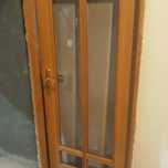Porta interior com guarnições e ferragens
