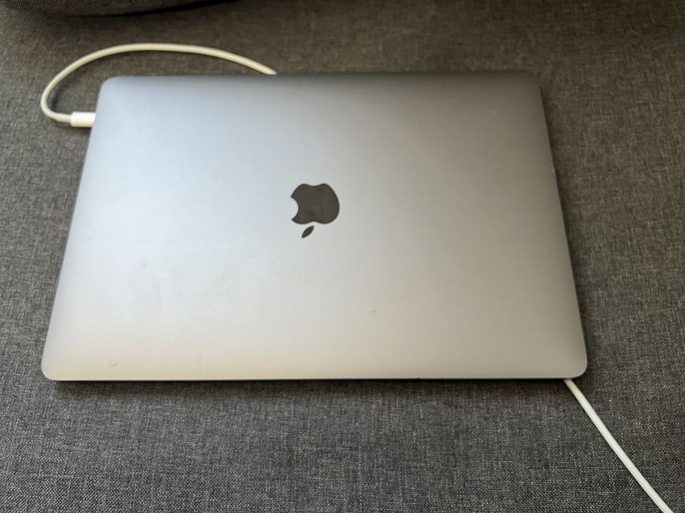 MacBook Pro 13 inch  2019 8/128 intel core i5