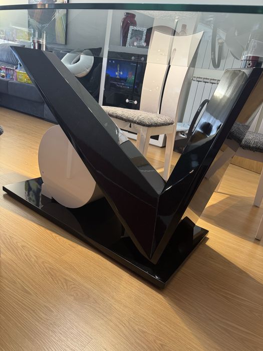 Mesa de sala com tampo em vidro e 4 cadeiras
