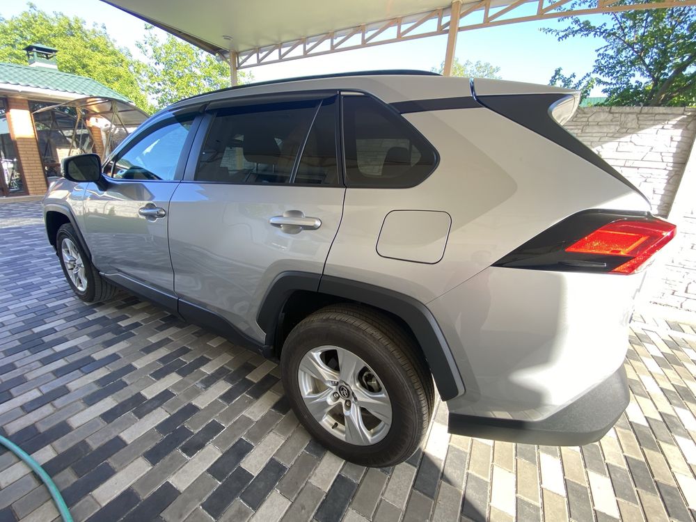 Toyota Rav 4  XLE - 2021 года