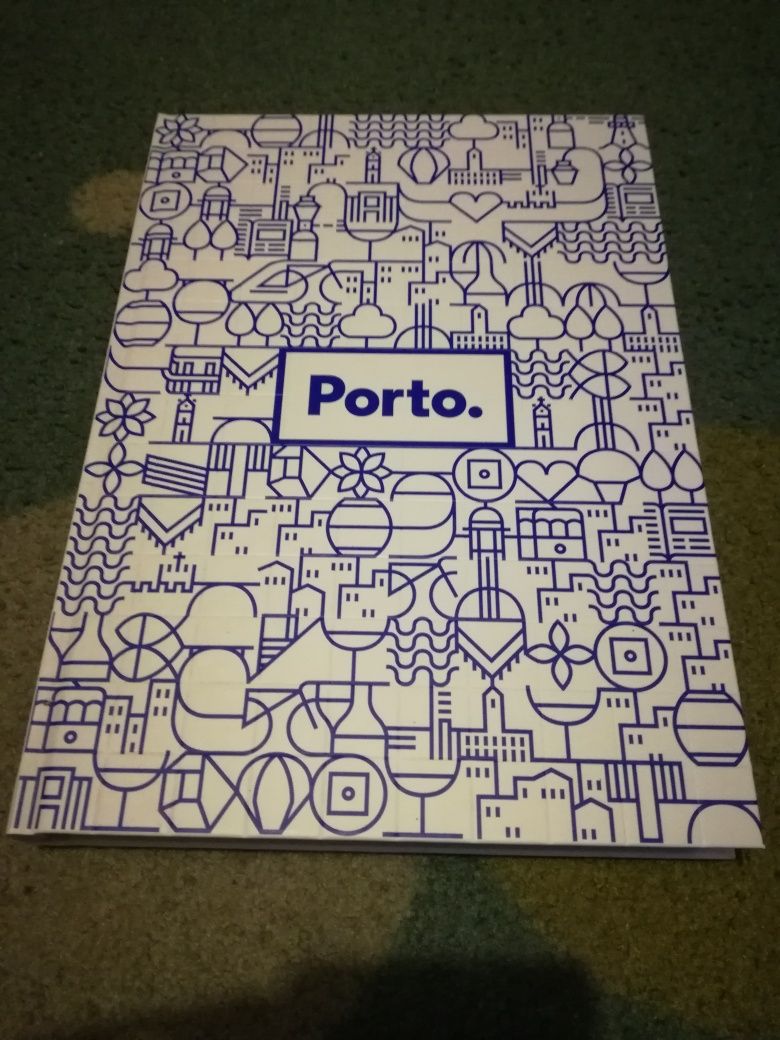 Livro 'Porto.' sobre a cidade do Porto