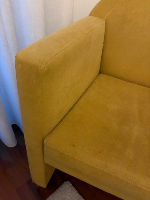 Poltrona de madeira estofada