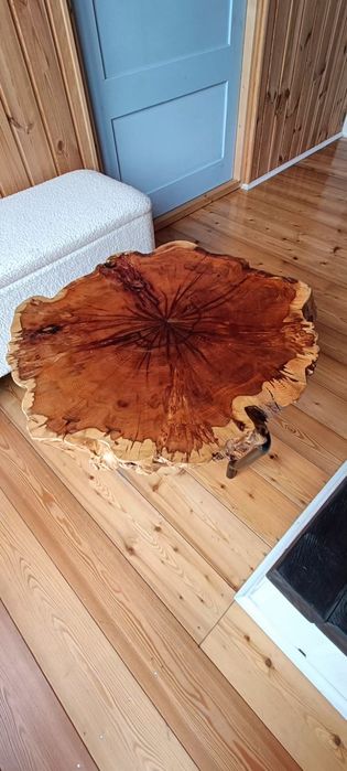 Stolik kawowy z plastra drewna
