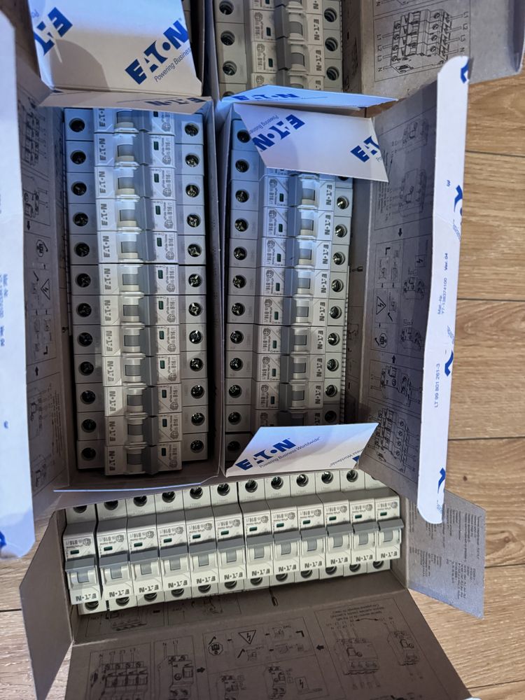 Bezpieczniki  Eaton B16A, 5 opakowań po 12 sztuk, nowe