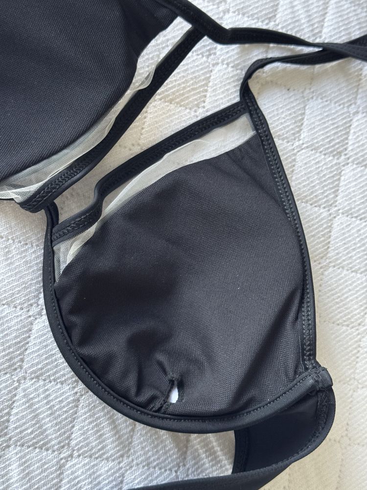 Czarny stanik z siateczką od stroju kapielowego bikini m
