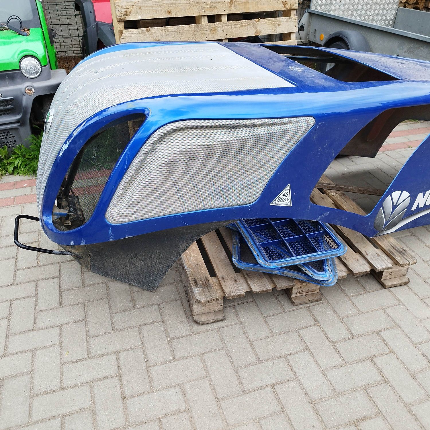 Maska pokrywa silnika ciagnik New Holland 8.435