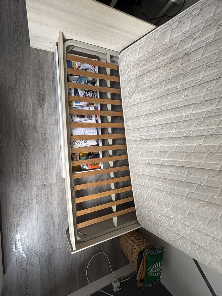 Vendo cama de solteiro sem colchao