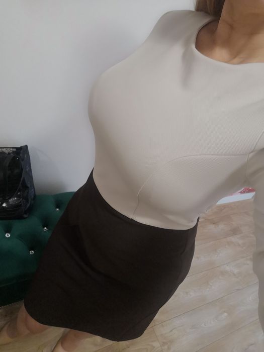 Sukienka z baskinką elastyczna 44 nowa