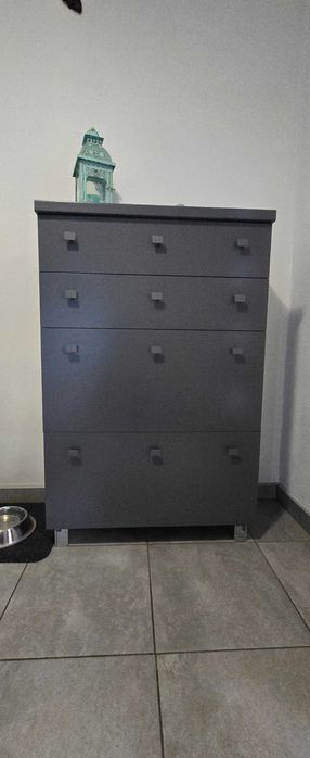 Pojemna komoda z szufladami i półkami na buty