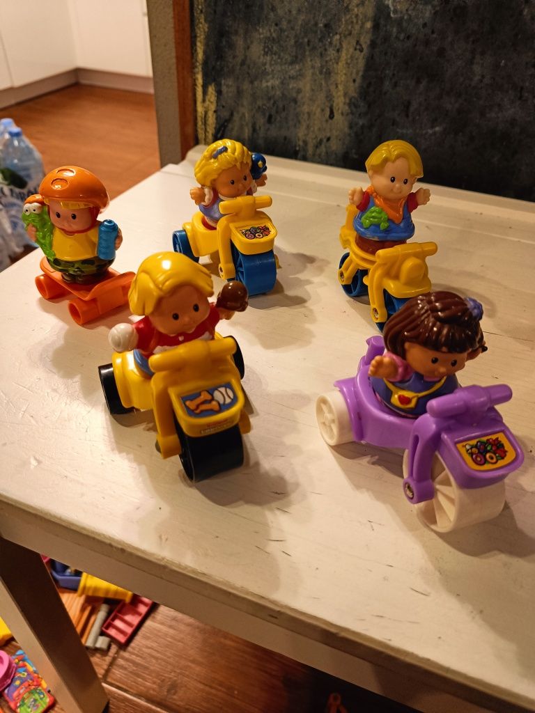 Dzieci na rowerkach wózek z kwiatami little people fisher Price figurk