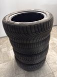 Продам почти новые зимние шины 225/50/R17