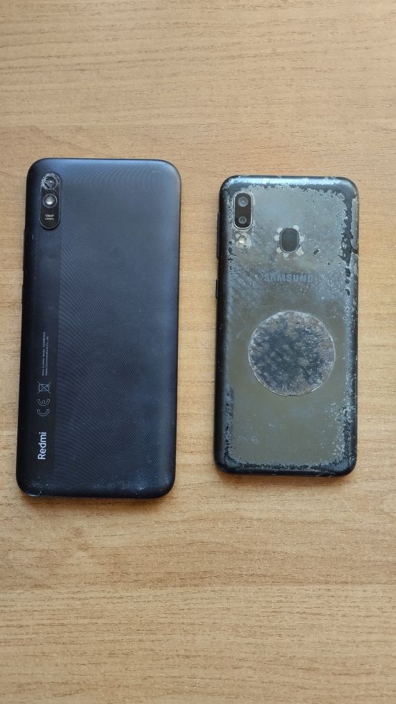 Dwa telefony na części Redmi i Samsung