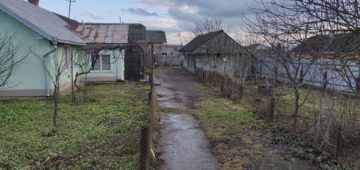 Земельна ділянка з будинком у с. Загвіздя