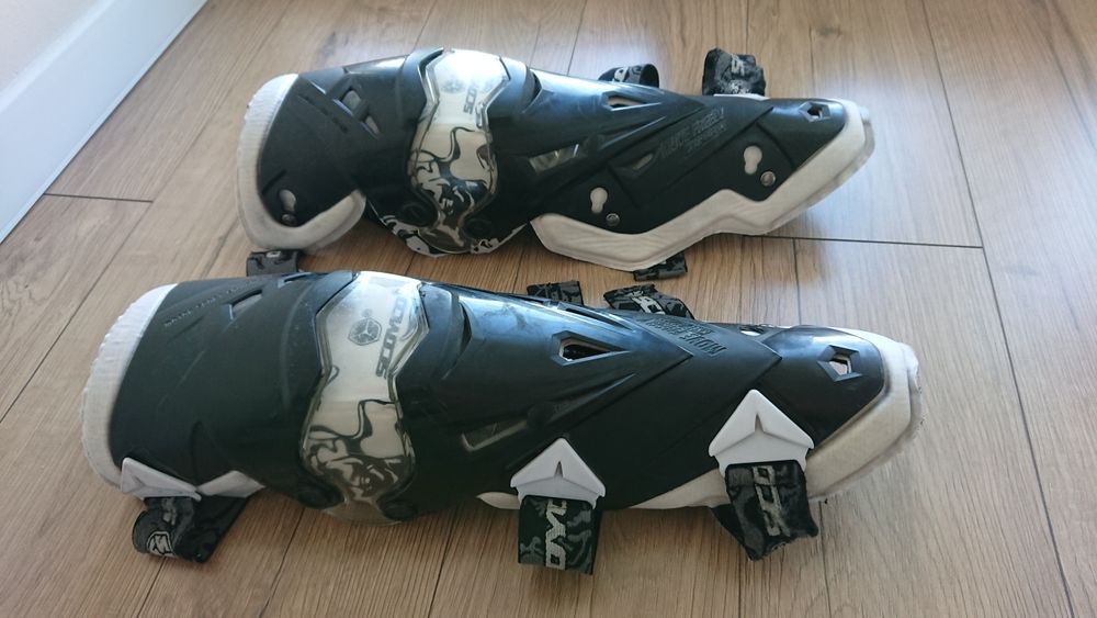 Мотонаколінники Scoyco