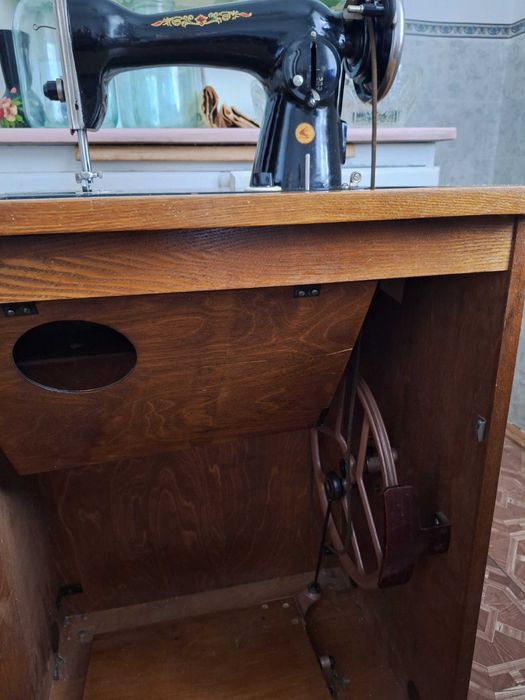 Продам швейну машинку