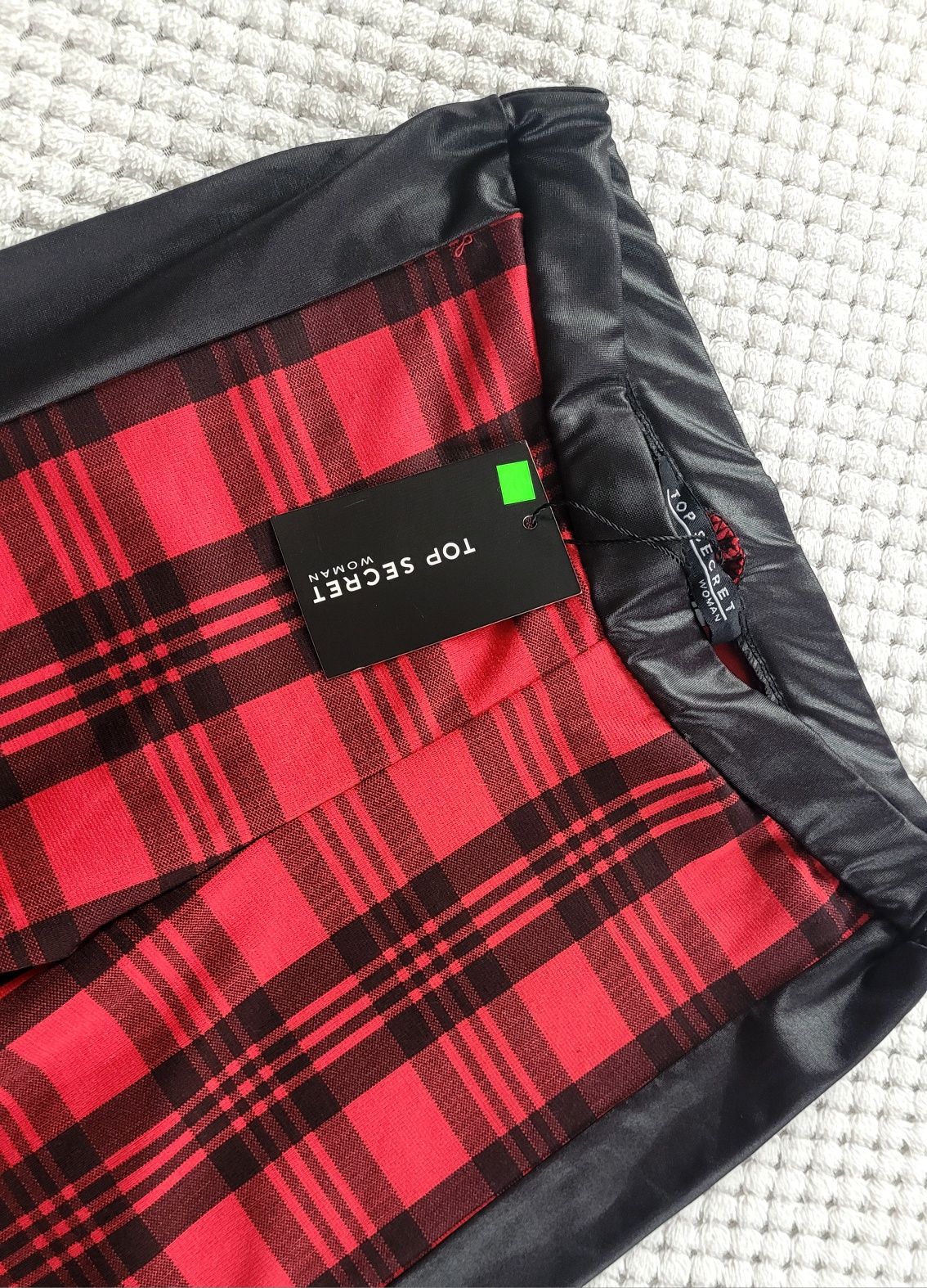 Nowe dopasowane legginsy damskie w kratę z czarnymi wstawkam