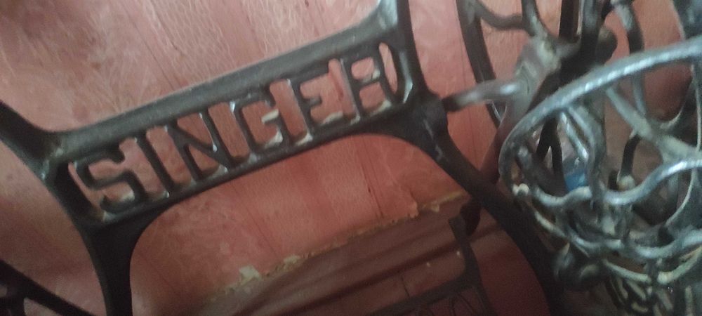 Старинная швейная машинка Singer