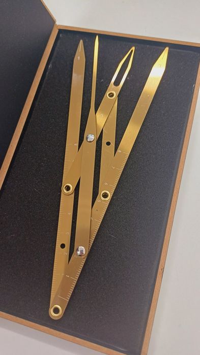 Циркуль Леонардо для разметки бровей