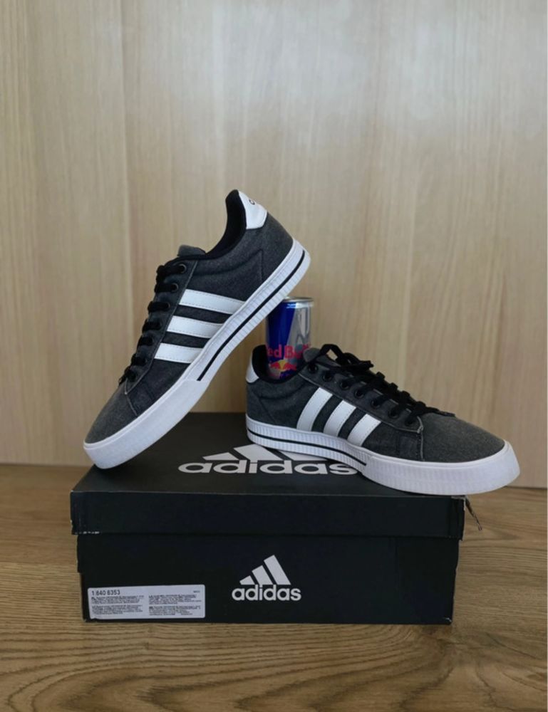 Buty Adidas w czarno białym kolorze - idealne na codzienne stylizacje!