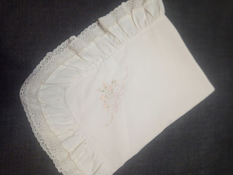 Наволочка з рюшами ,мереживом і вишивкою