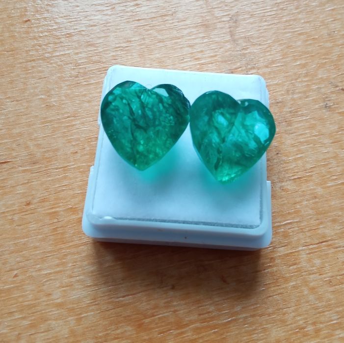 Duas Esmeraldas em forma de Coração com 18.65 Quilates