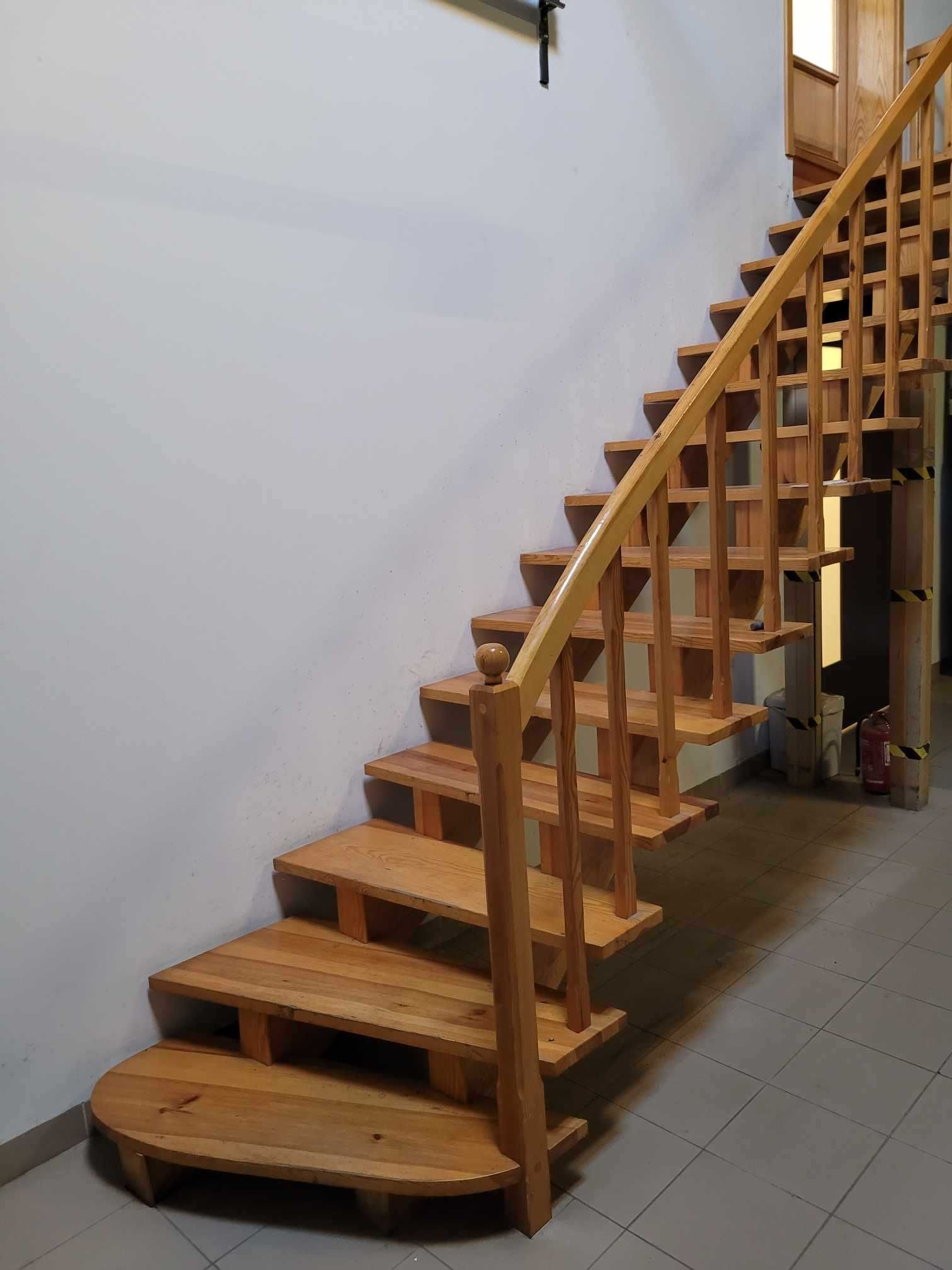 schody wewnętrzne drewniane