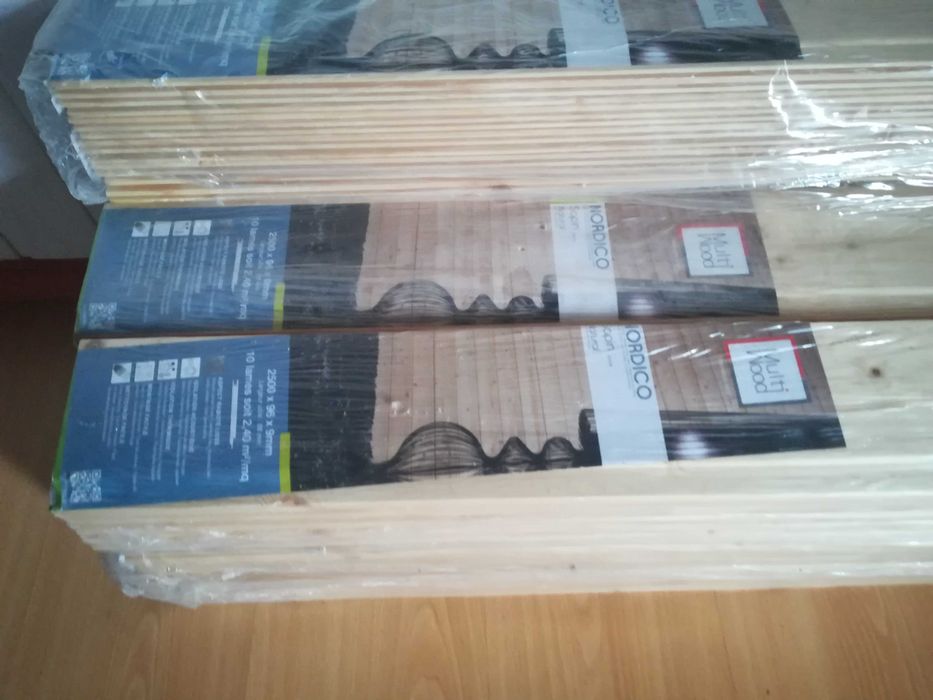 Revestimento de lambris de pinho nórdico