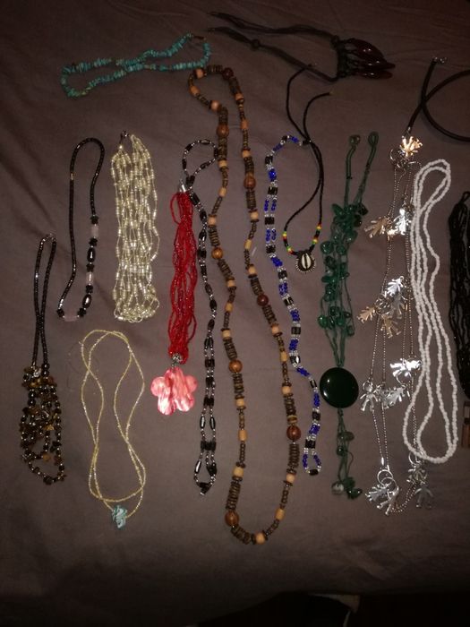 Colares e pulseiras novos