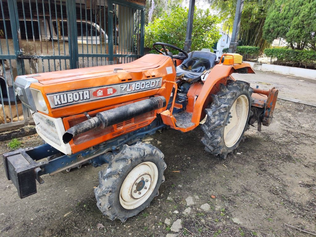 Trator Kubota - 4x4 / 3 alfaias