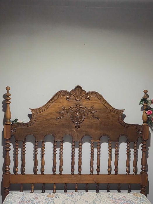 Cama de madeira de casal/ colchão, tudo em bom estado
