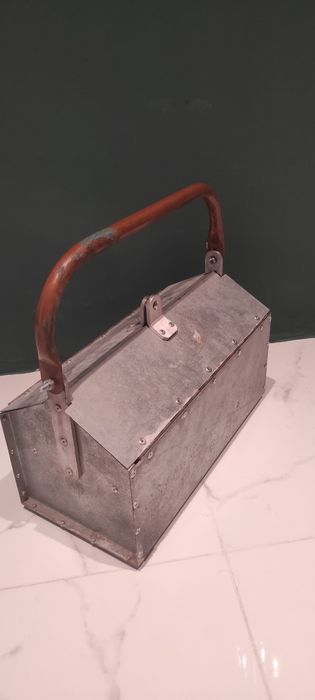 Skrzynka na narzędzia z miedzianą rączka Stara Metalowa  narzedziowa
