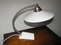 Funkcjonalna lampka gabinetowa z kloszem