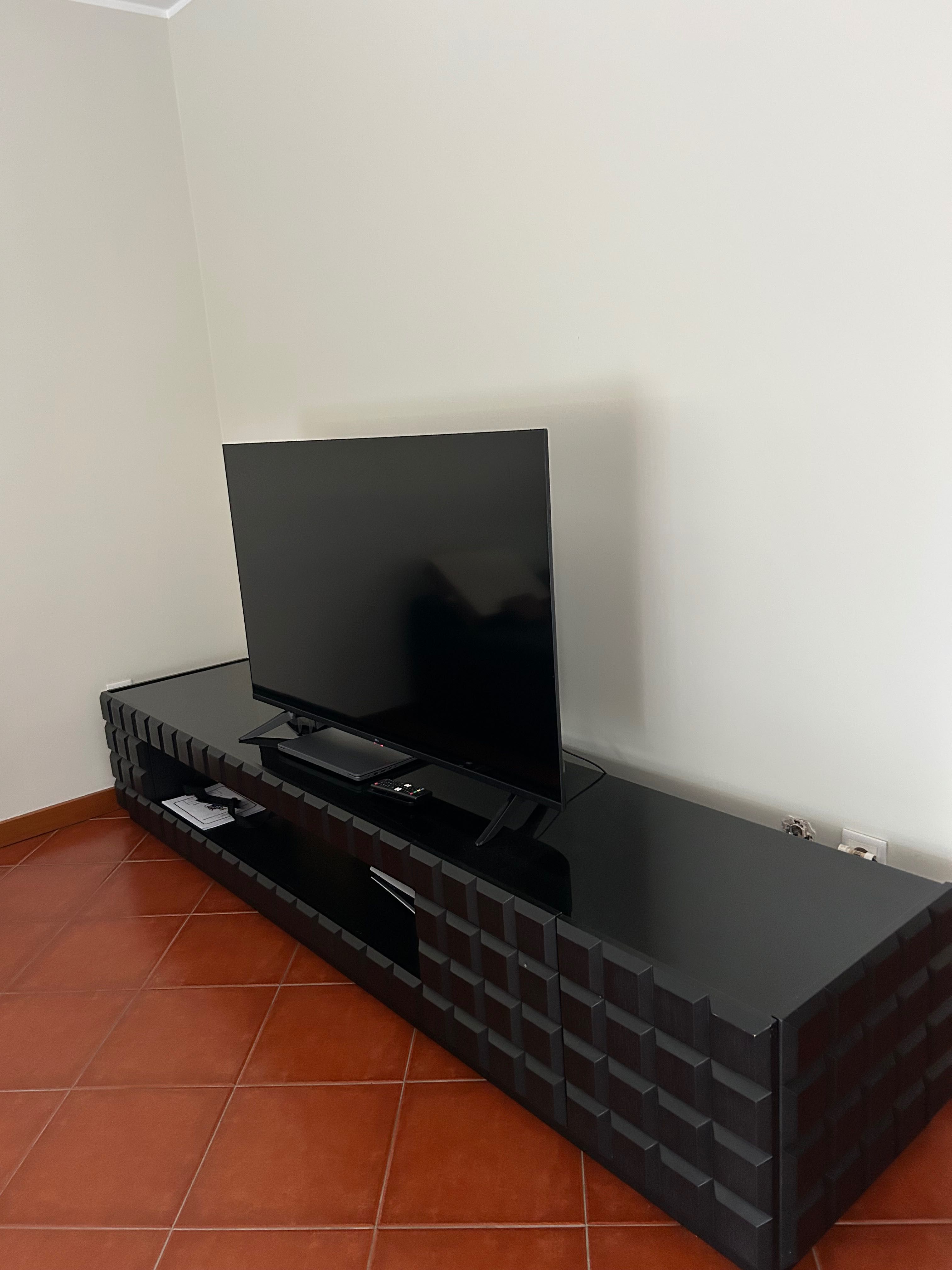 Móvel preto de sala