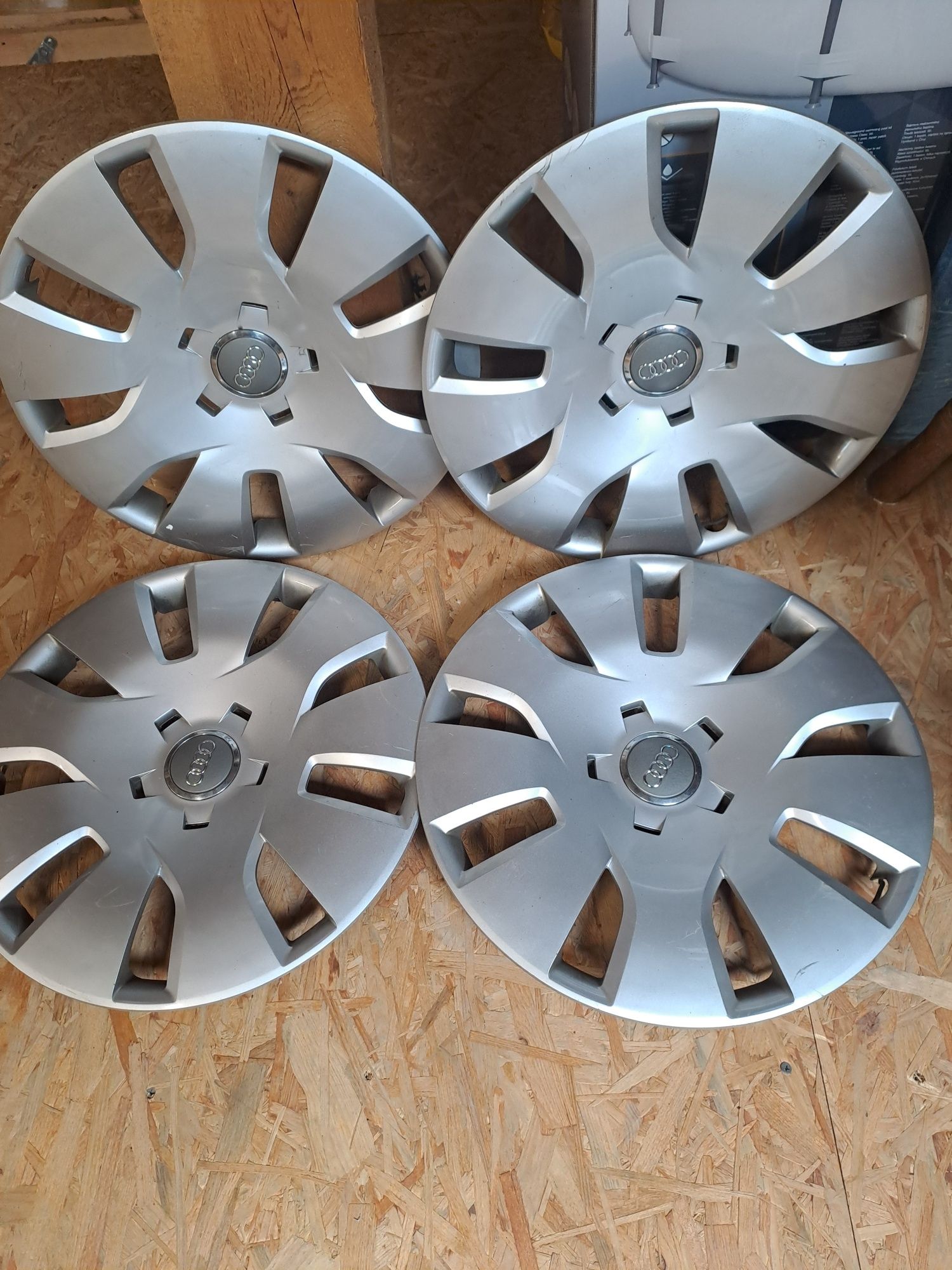 Kołpaki Audi 4 szt oryginalne 16 cali, bardzo ładny wzór.