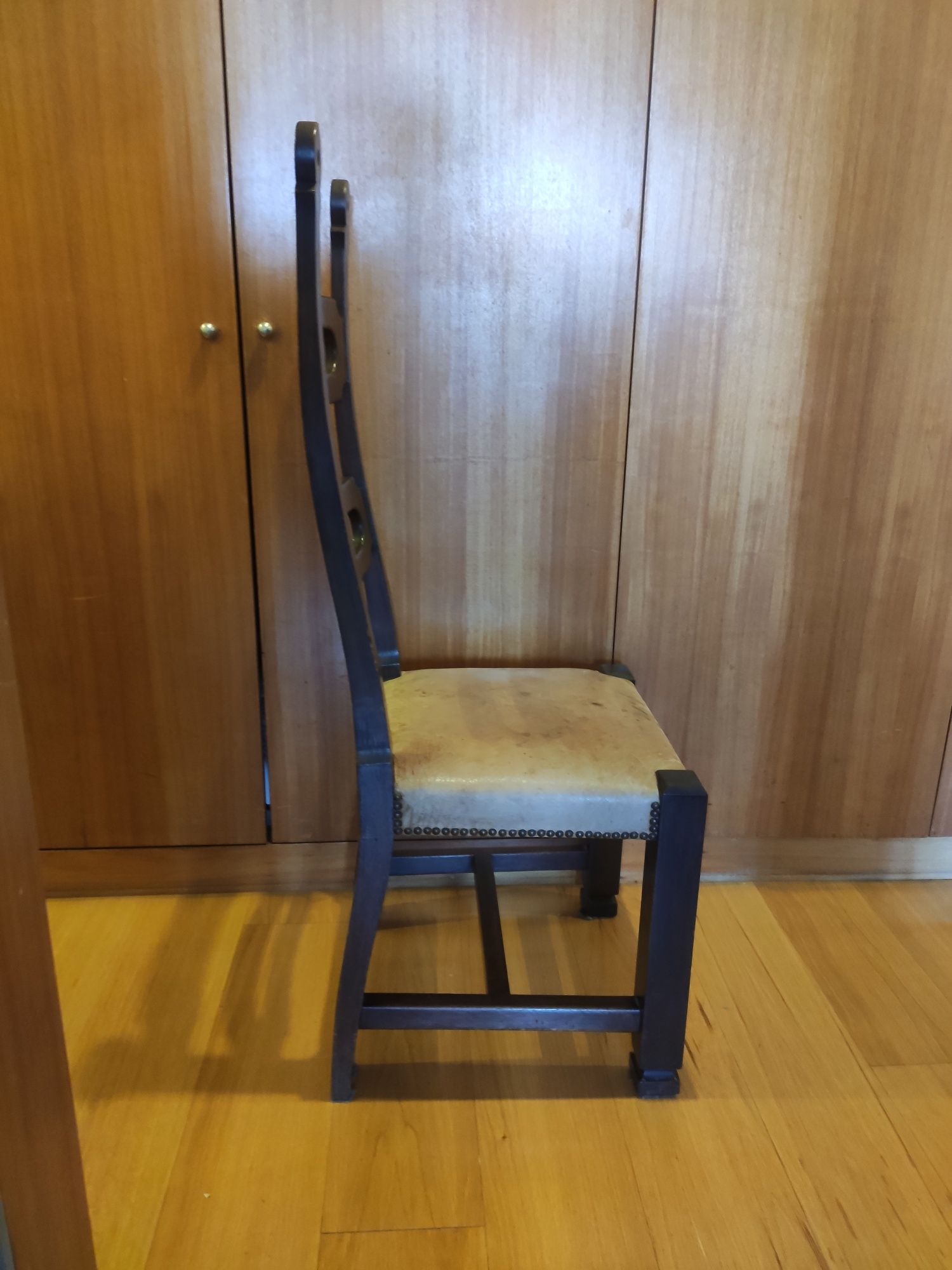 6 cadeiras em madeira com estofo em couro