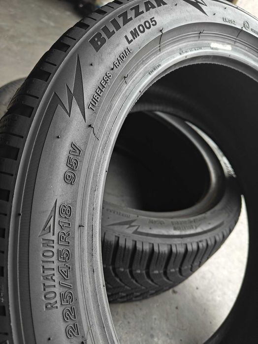 Bridgestone Blizzak 2шт R18 225 45 шини зимові