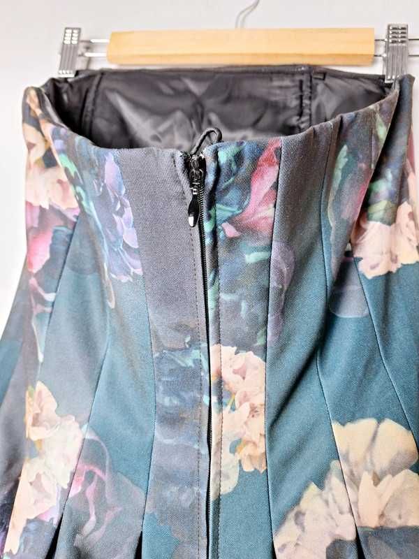 Zielona sukienka koktajlowa letnia w kwiaty odkryte ramiona H&M M