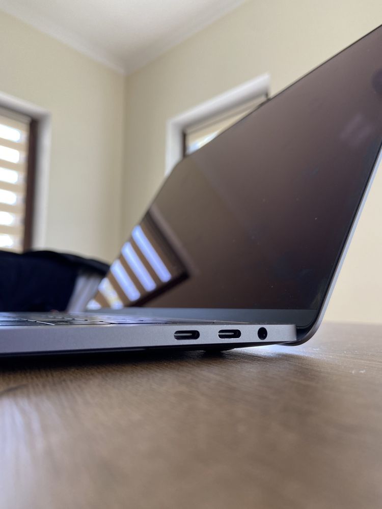 Apple MacBook Pro 13’ 256 GB Space Gray TouchBar 2018