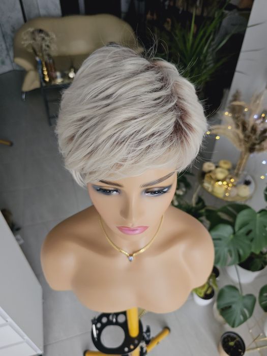 Krótka peruka platynowy blond na odroscie brąz KBS-17 naturalna fryzur