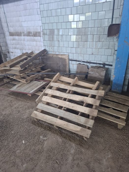 Піддони б/у різної форми