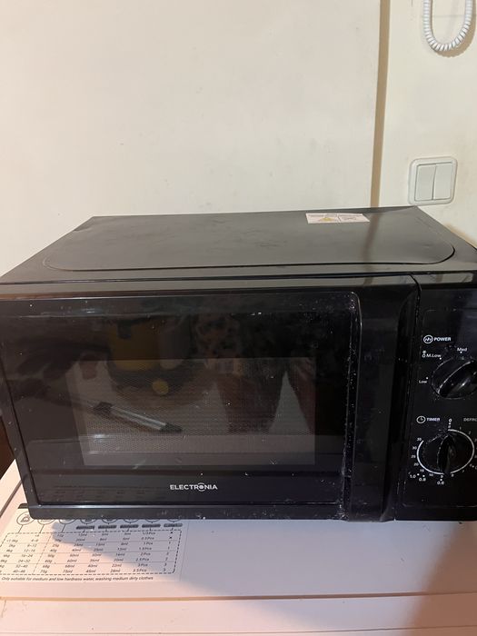 Microondas marca Electronia preto