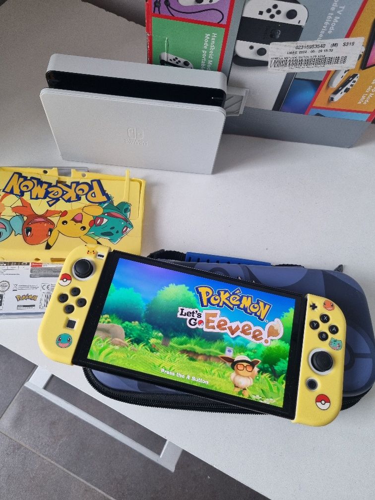 Nintendo Switch Oled + dodatki (gra pokemon, etui)