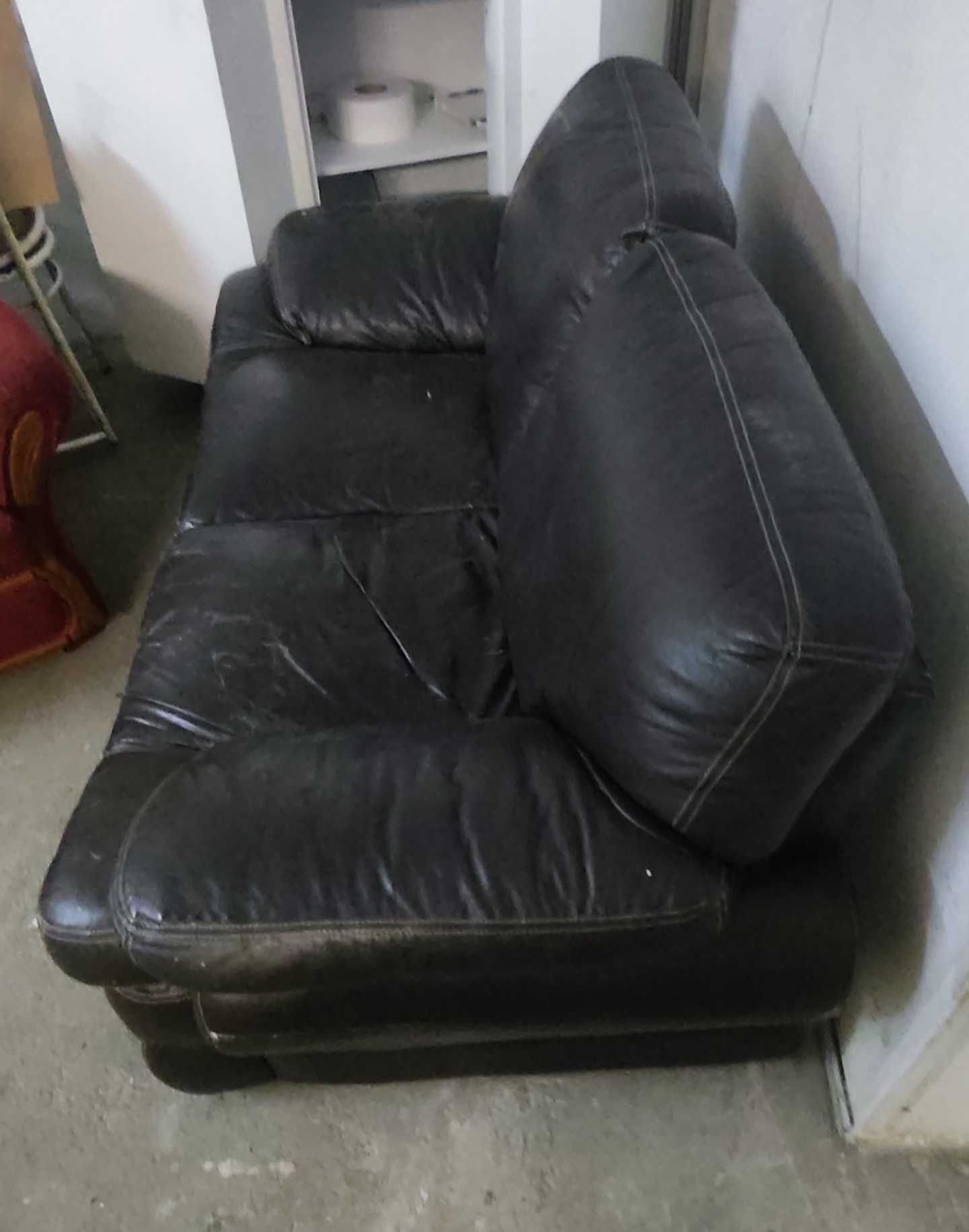 sofa em pele castanho