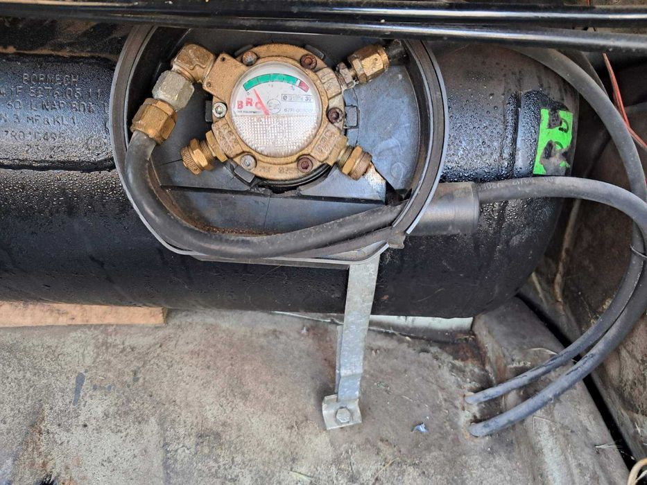 Продам Газовую Установку на  авто Волга - Газель  Почти Новая .