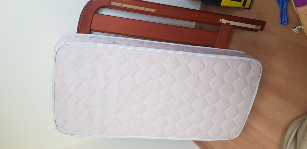 Cama de bebé em cerejeira maciça com colchão