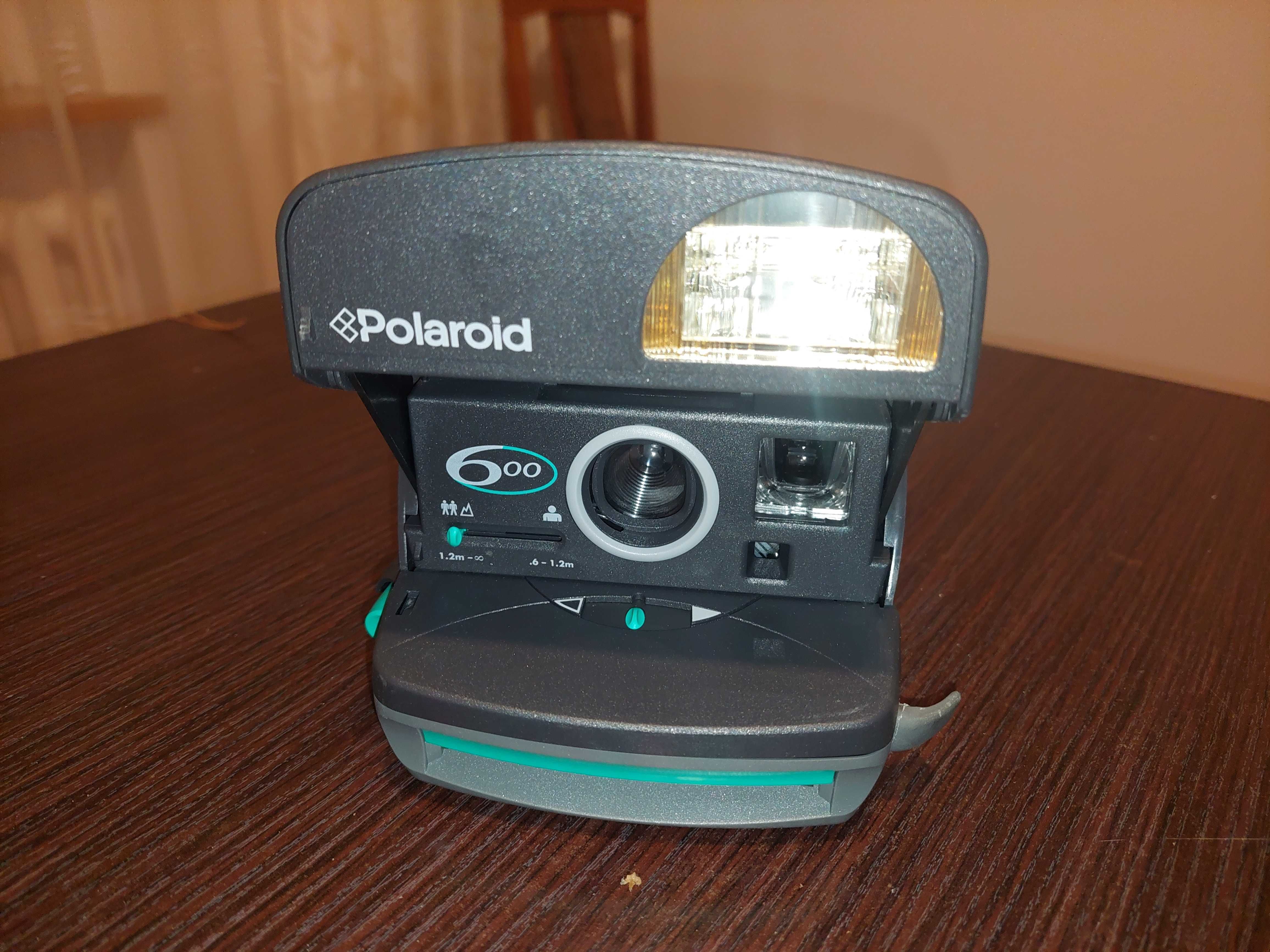Aparat natychmiastowy Polaroid typ 600.