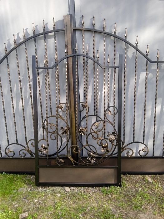 Продам нову браму для вашої оселі разом з завісами  колір чорний мат,,